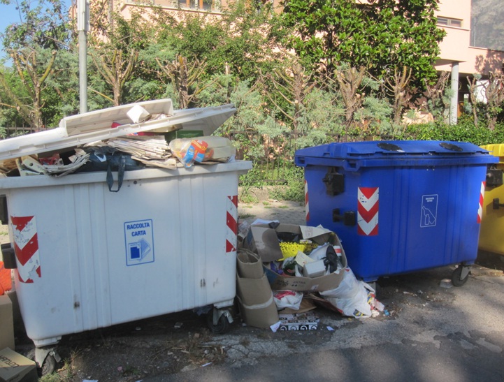 Cassonetti in Via Campania